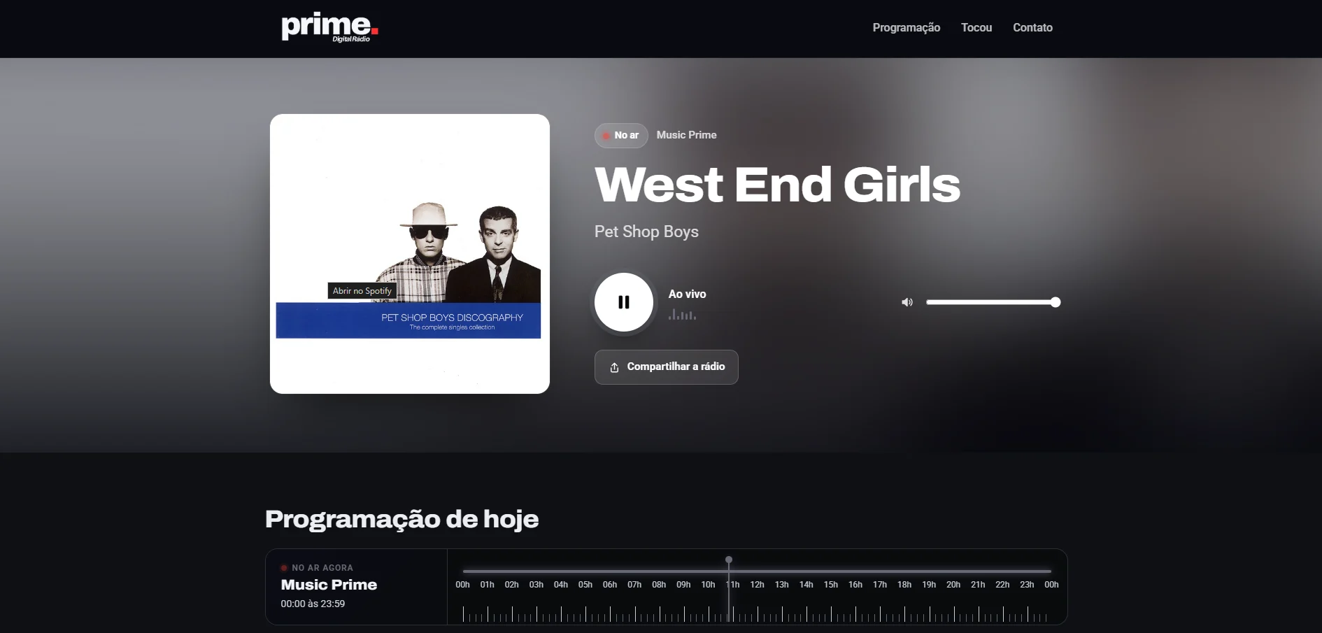 Página Ouvir da rádio Prime tocando ao vivo, com a capa da música e a programação do dia